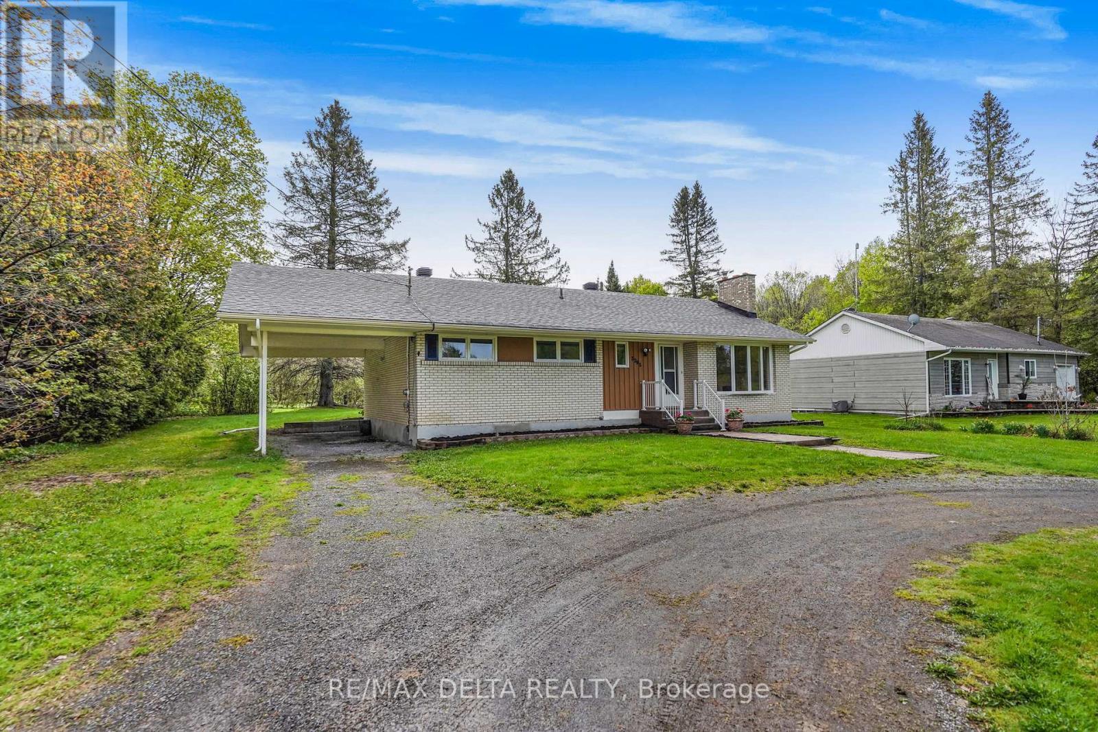 Circular drive, carport - 3295 Highway 34 Highway, Champlain, ON