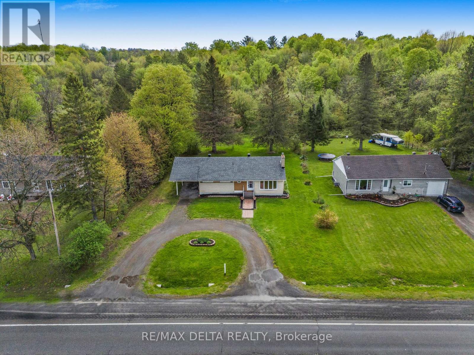 Circular driveway - 3295 Highway 34 Highway, Champlain, ON