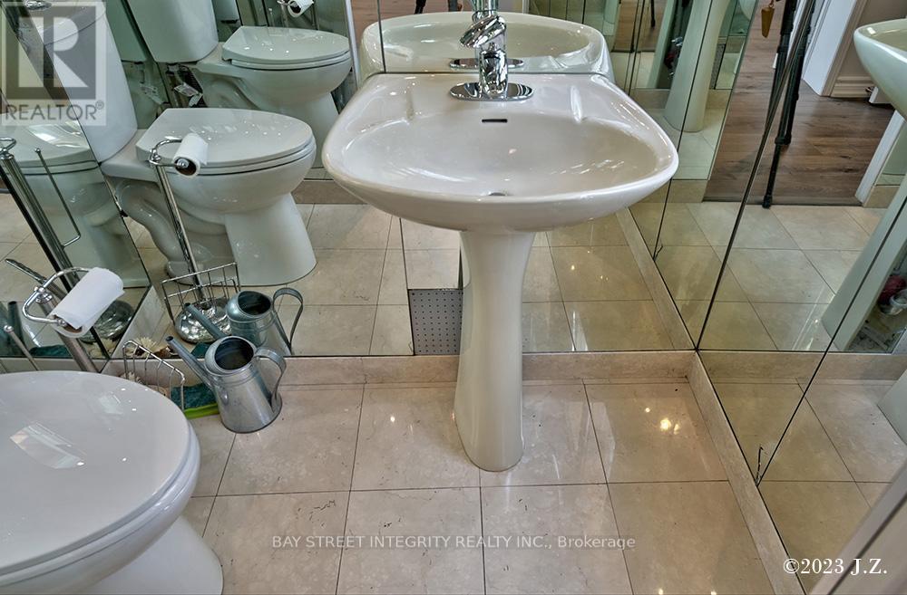 Lower - 27 Heathview Avenue, Toronto, ON - Indoor Photo Showing Bathroom