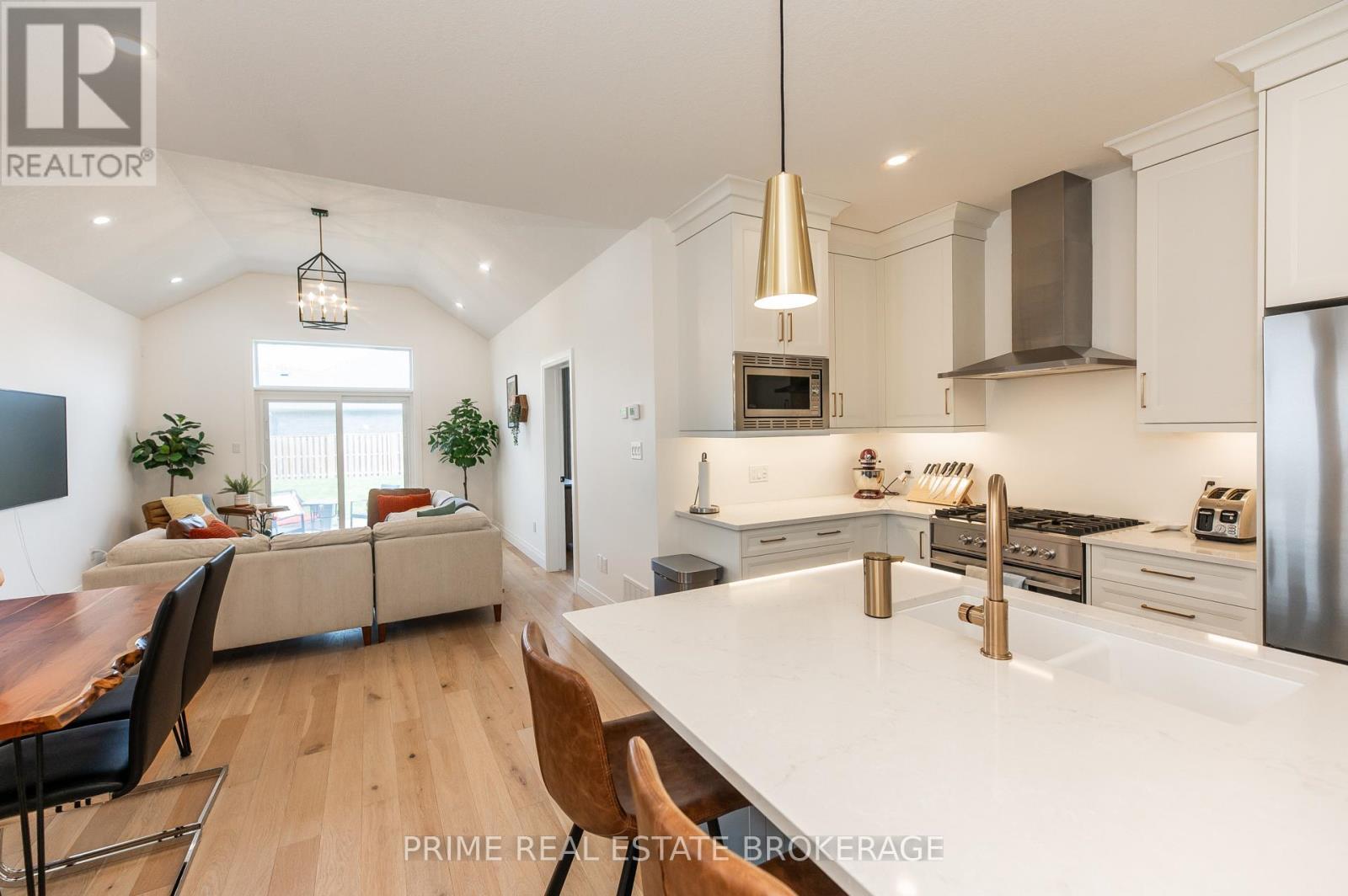 51 Compass Trail, Central Elgin, ON - Indoor Photo Showing Kitchen With Upgraded Kitchen