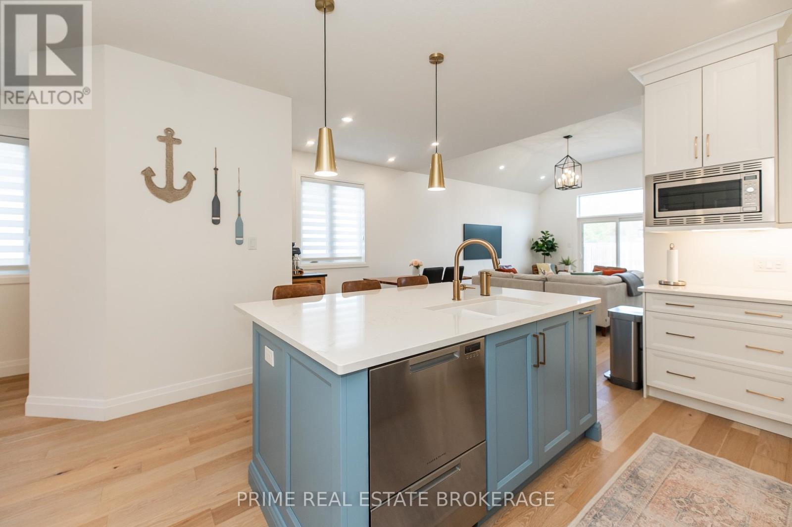 51 Compass Trail, Central Elgin, ON - Indoor Photo Showing Kitchen With Upgraded Kitchen