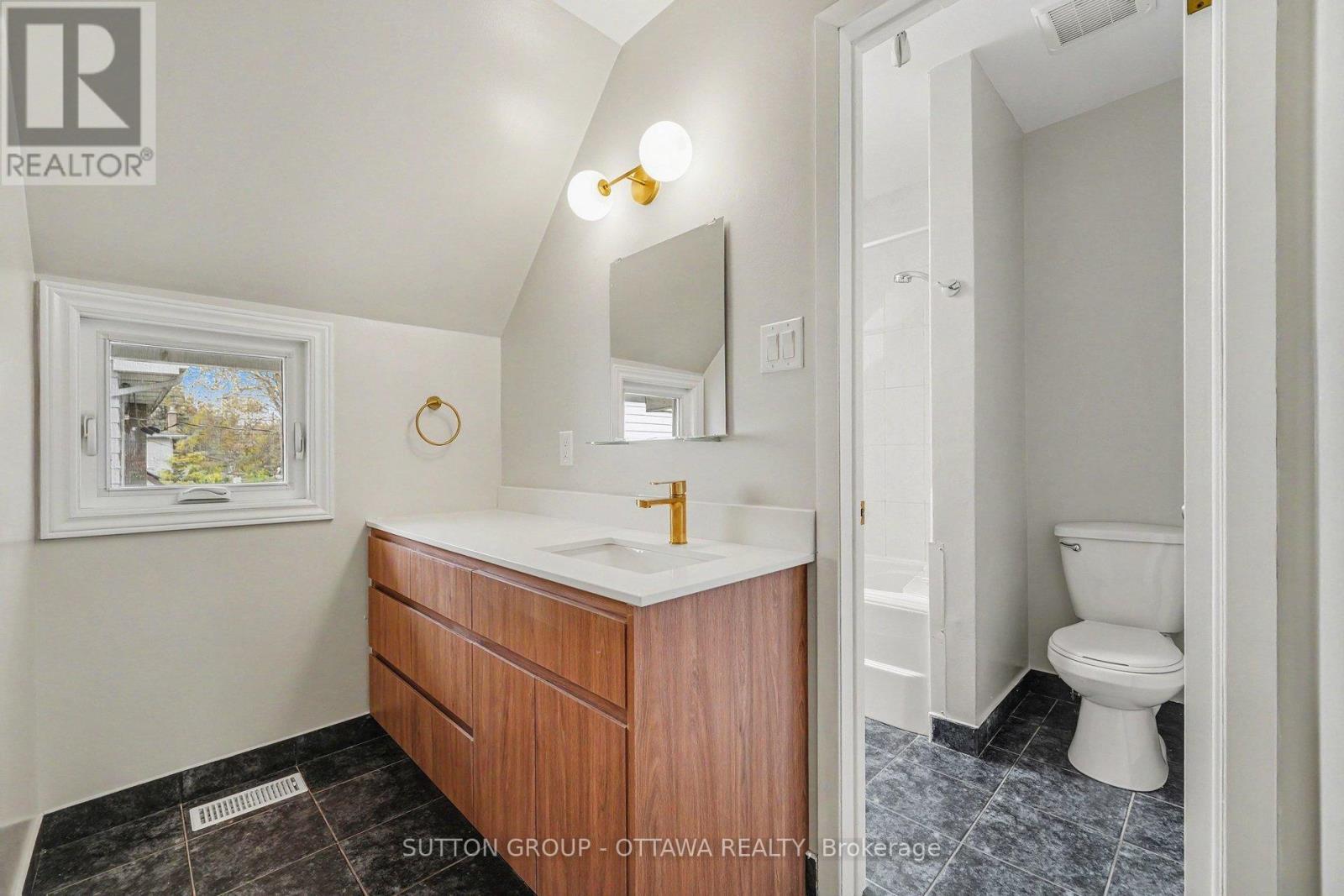 73 Scrivens Street, Ottawa, ON - Indoor Photo Showing Bathroom