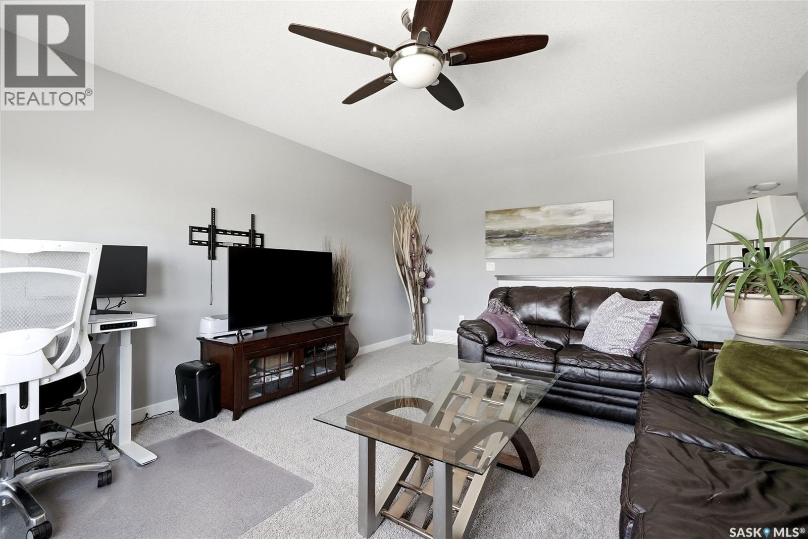 3930 Sandhill Crescent, Regina, SK - Indoor Photo Showing Living Room