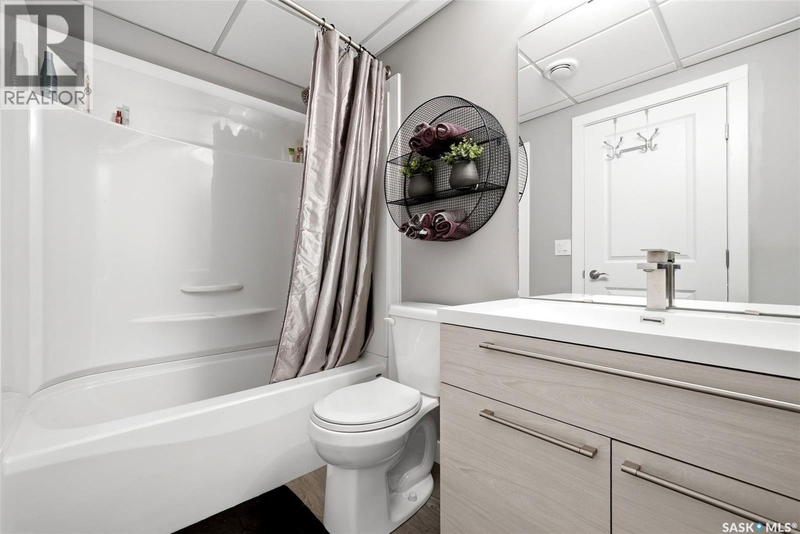 3930 Sandhill Crescent, Regina, SK - Indoor Photo Showing Bathroom