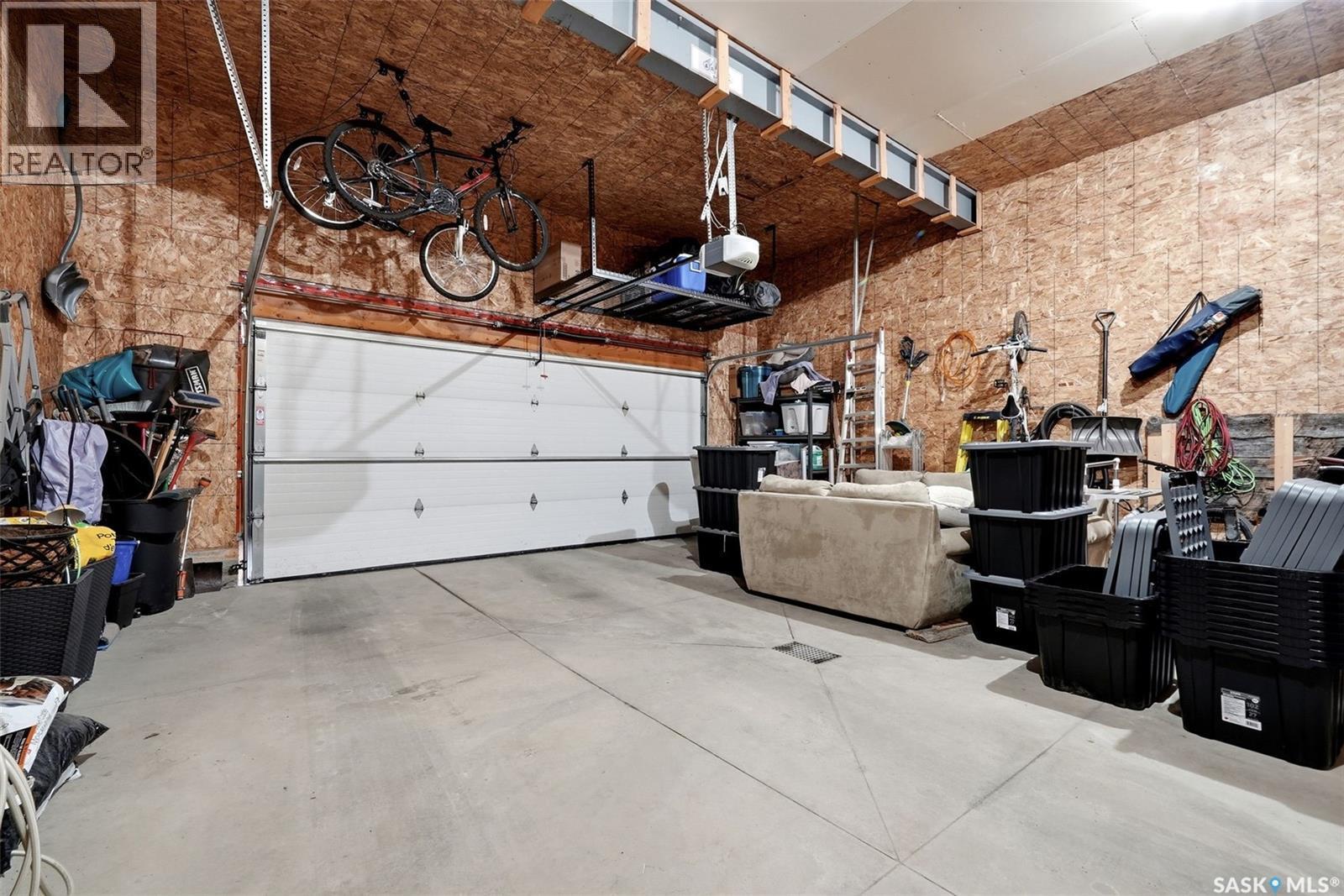 3930 Sandhill Crescent, Regina, SK - Indoor Photo Showing Garage