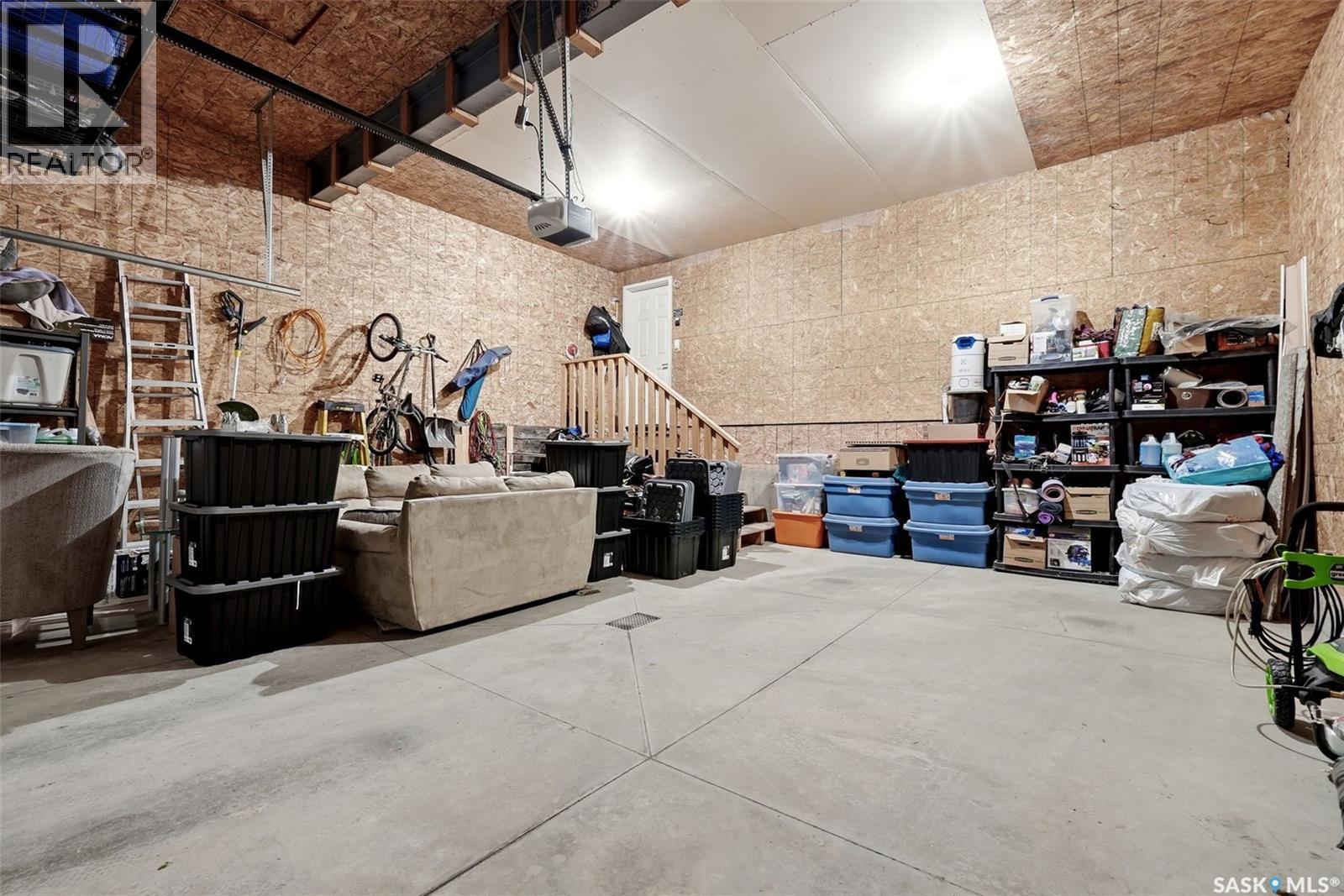 3930 Sandhill Crescent, Regina, SK - Indoor Photo Showing Garage