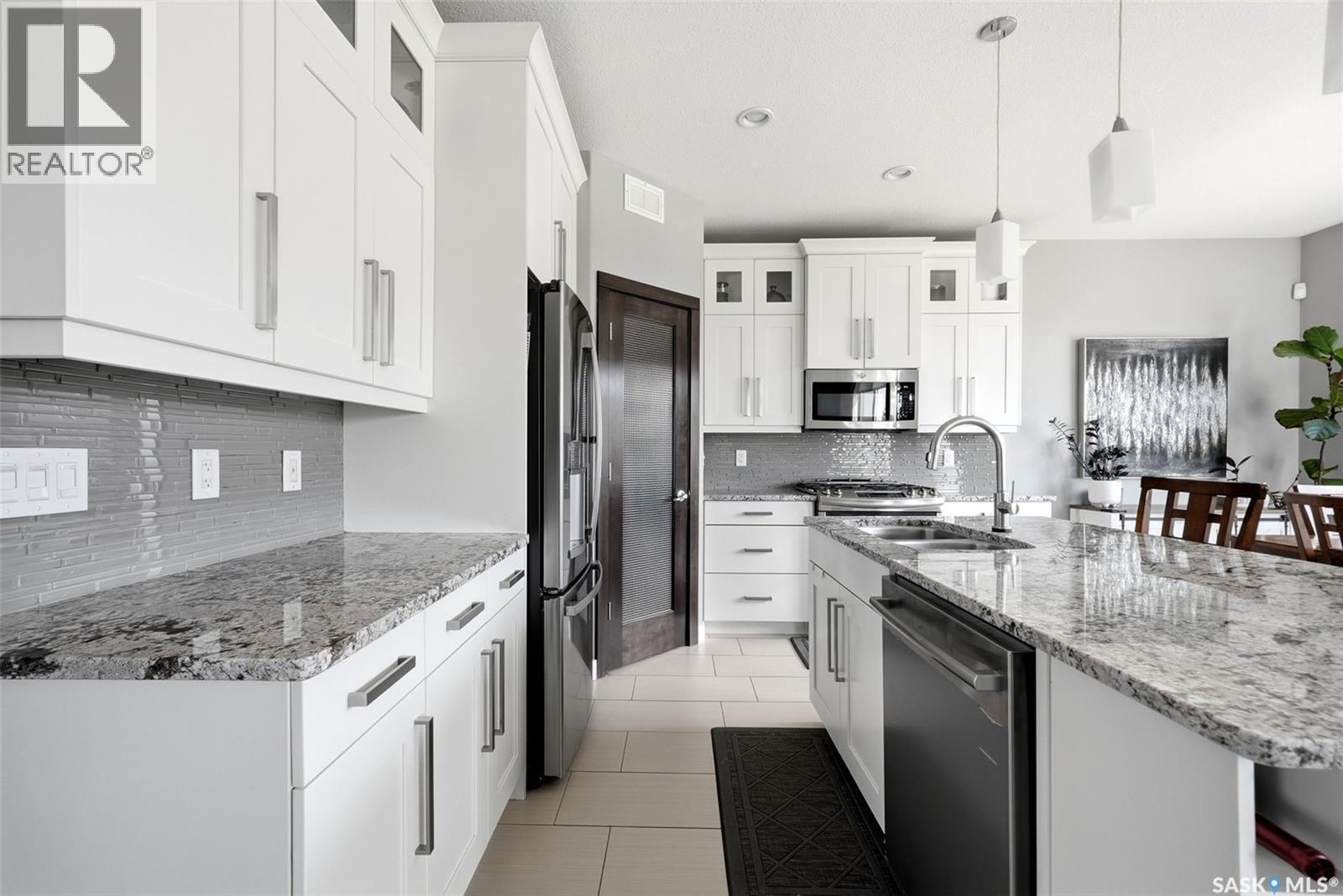 3930 Sandhill Crescent, Regina, SK - Indoor Photo Showing Kitchen With Stainless Steel Kitchen With Double Sink With Upgraded Kitchen