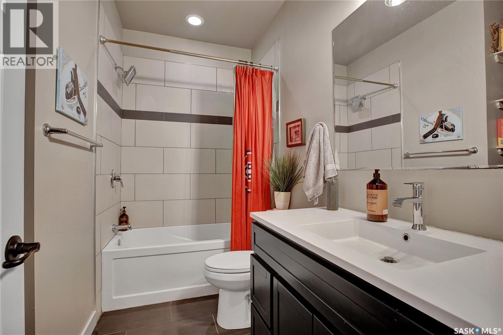 522 Hastings Crescent, Saskatoon, SK - Indoor Photo Showing Bathroom