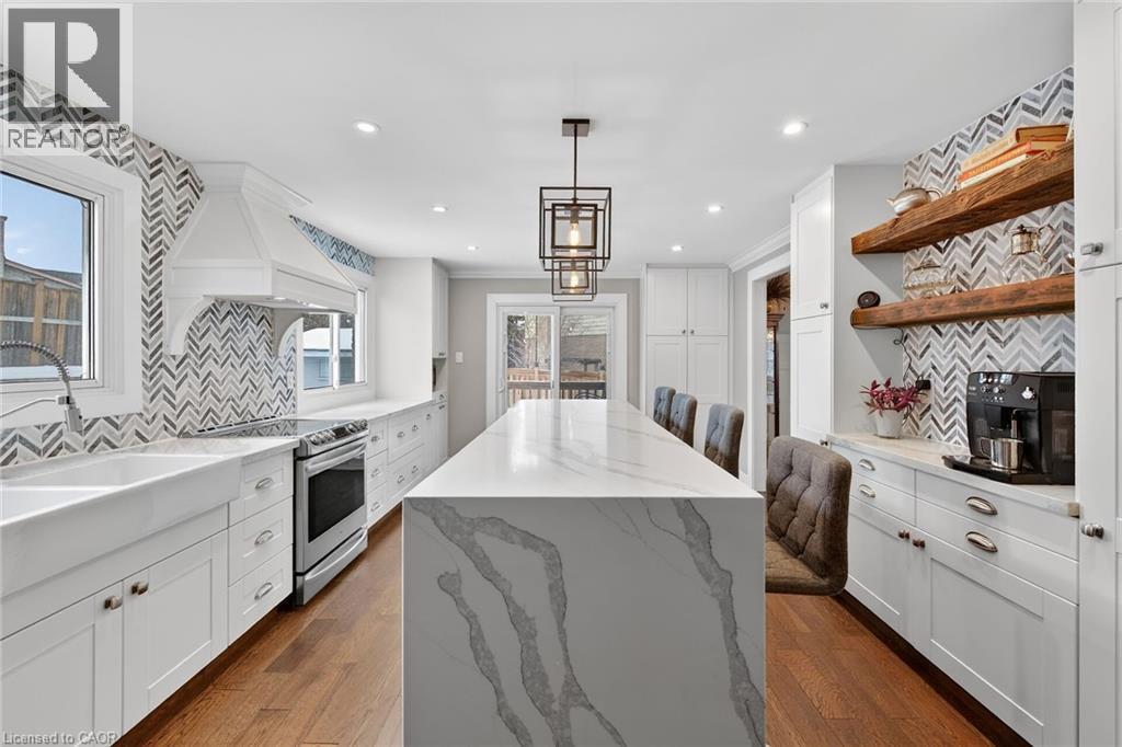 31 Maynard Street, Hamilton, ON - Indoor Photo Showing Kitchen With Upgraded Kitchen
