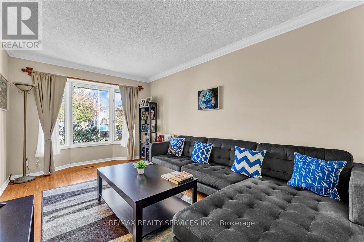 108 Candy Crescent, Brampton, ON - Indoor Photo Showing Living Room