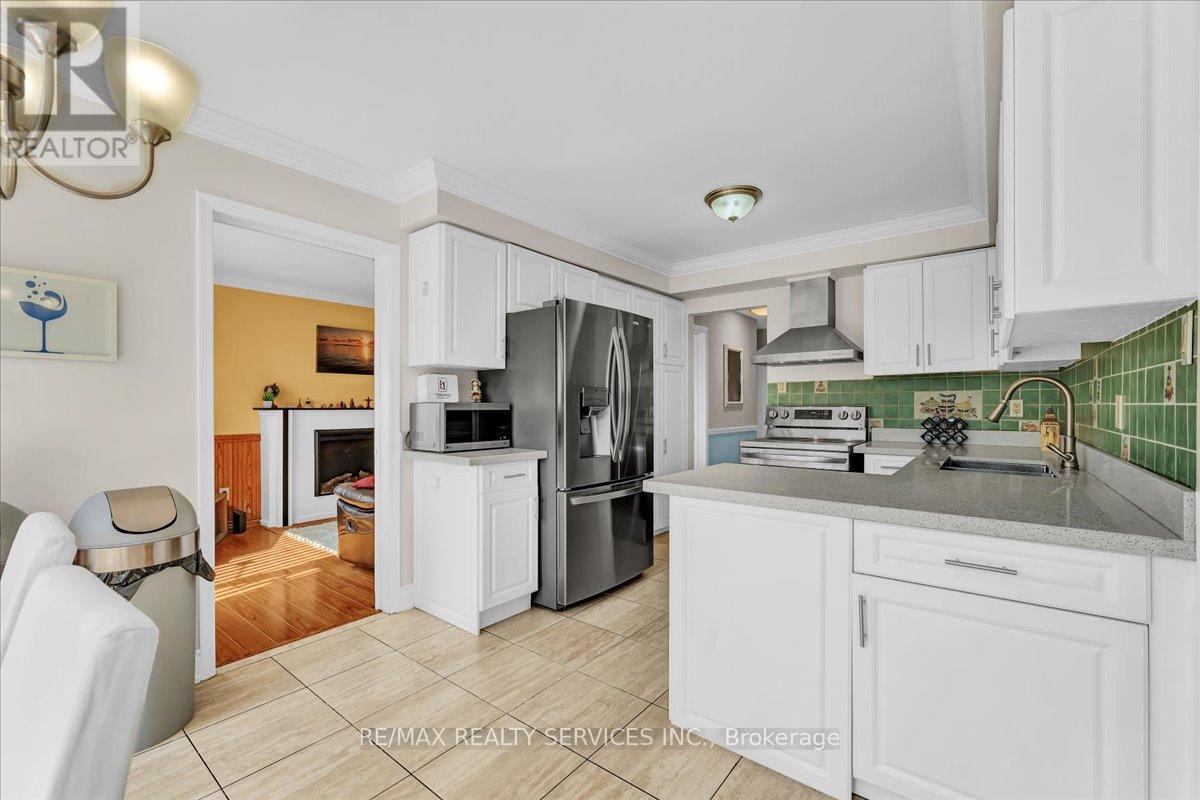 108 Candy Crescent, Brampton, ON - Indoor Photo Showing Kitchen