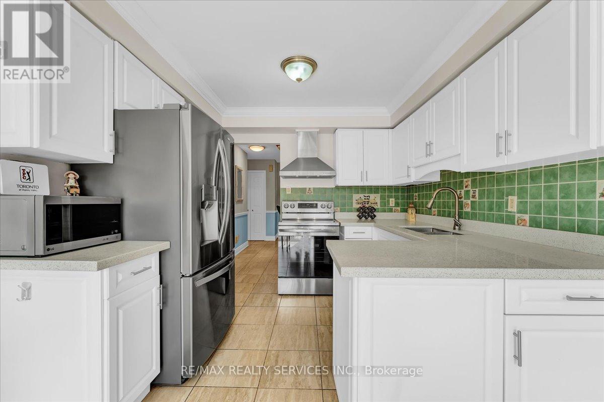 108 Candy Crescent, Brampton, ON - Indoor Photo Showing Kitchen