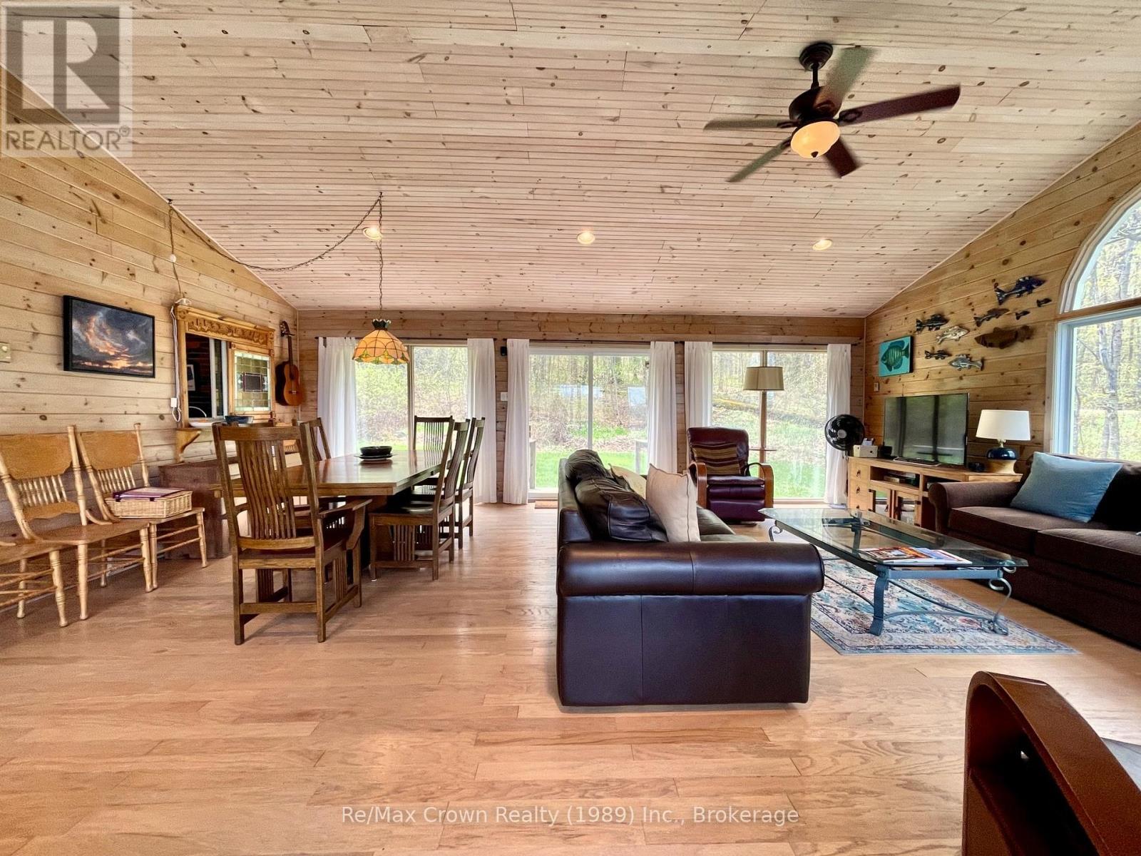 Loads of natural light - 294 Everett Drive, Parry Sound Remote Area (Restoule), ON - Indoor Photo Showing Living Room
