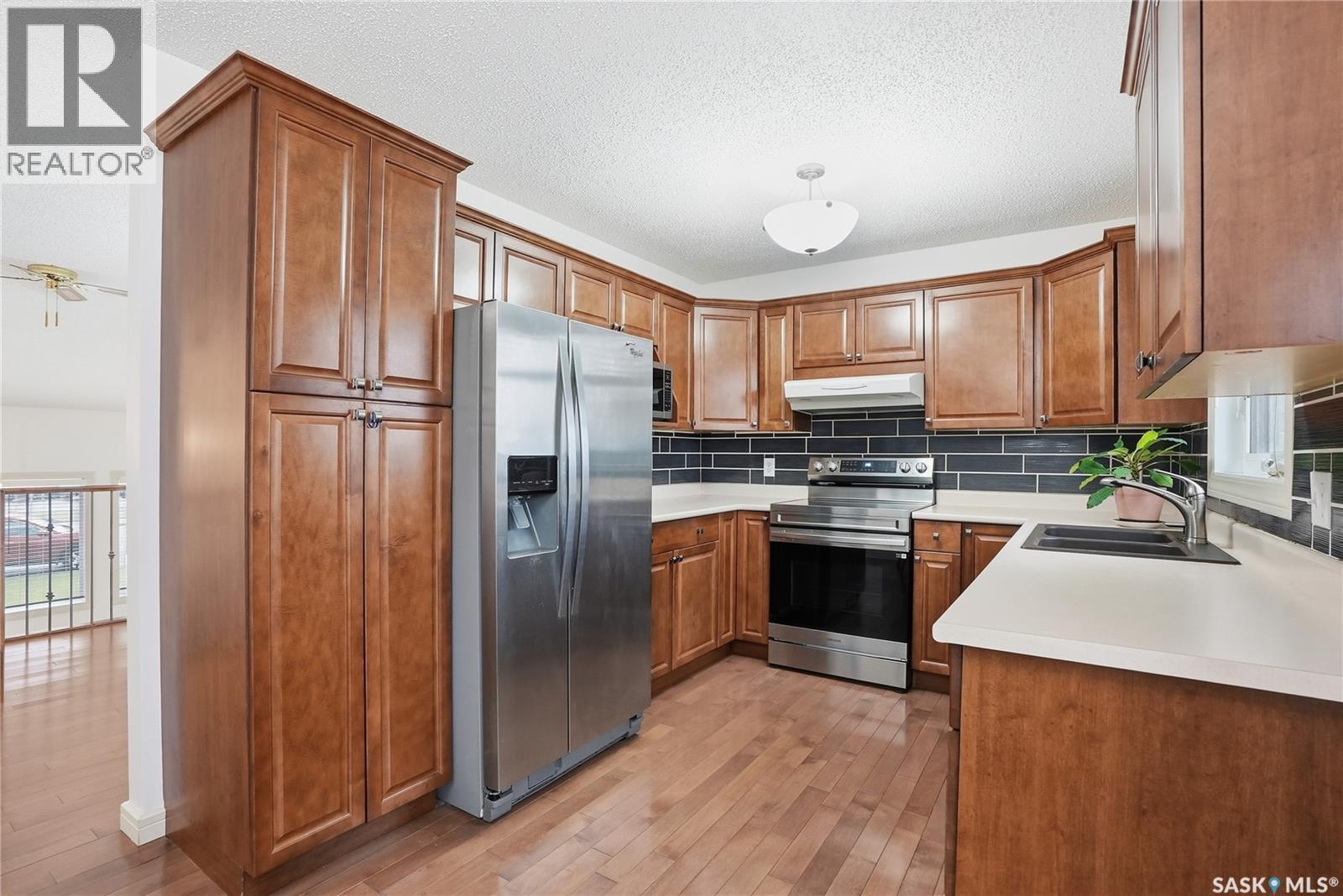 314 Waterbury Road E, Saskatoon, SK - Indoor Photo Showing Kitchen With Double Sink