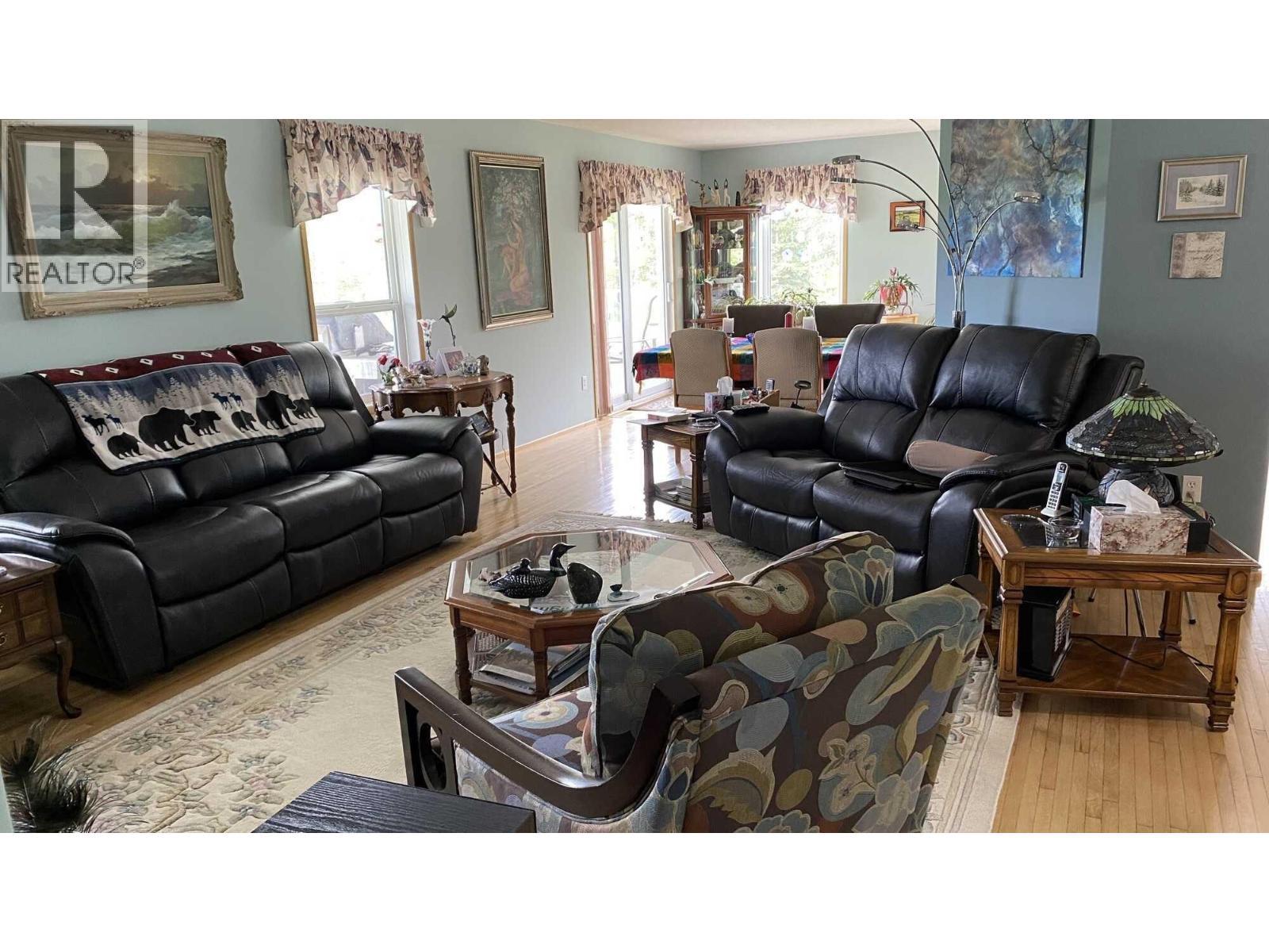 444 Cameron Road, Quesnel, BC - Indoor Photo Showing Living Room