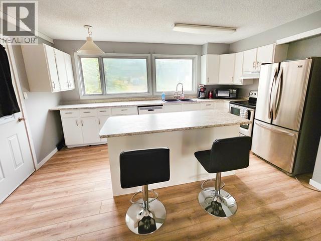 620 Yates Crescent, Faro, YT - Indoor Photo Showing Kitchen
