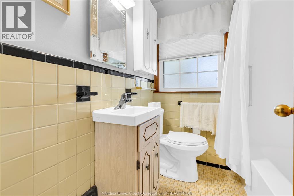 380 Partington, Windsor, ON - Indoor Photo Showing Bathroom