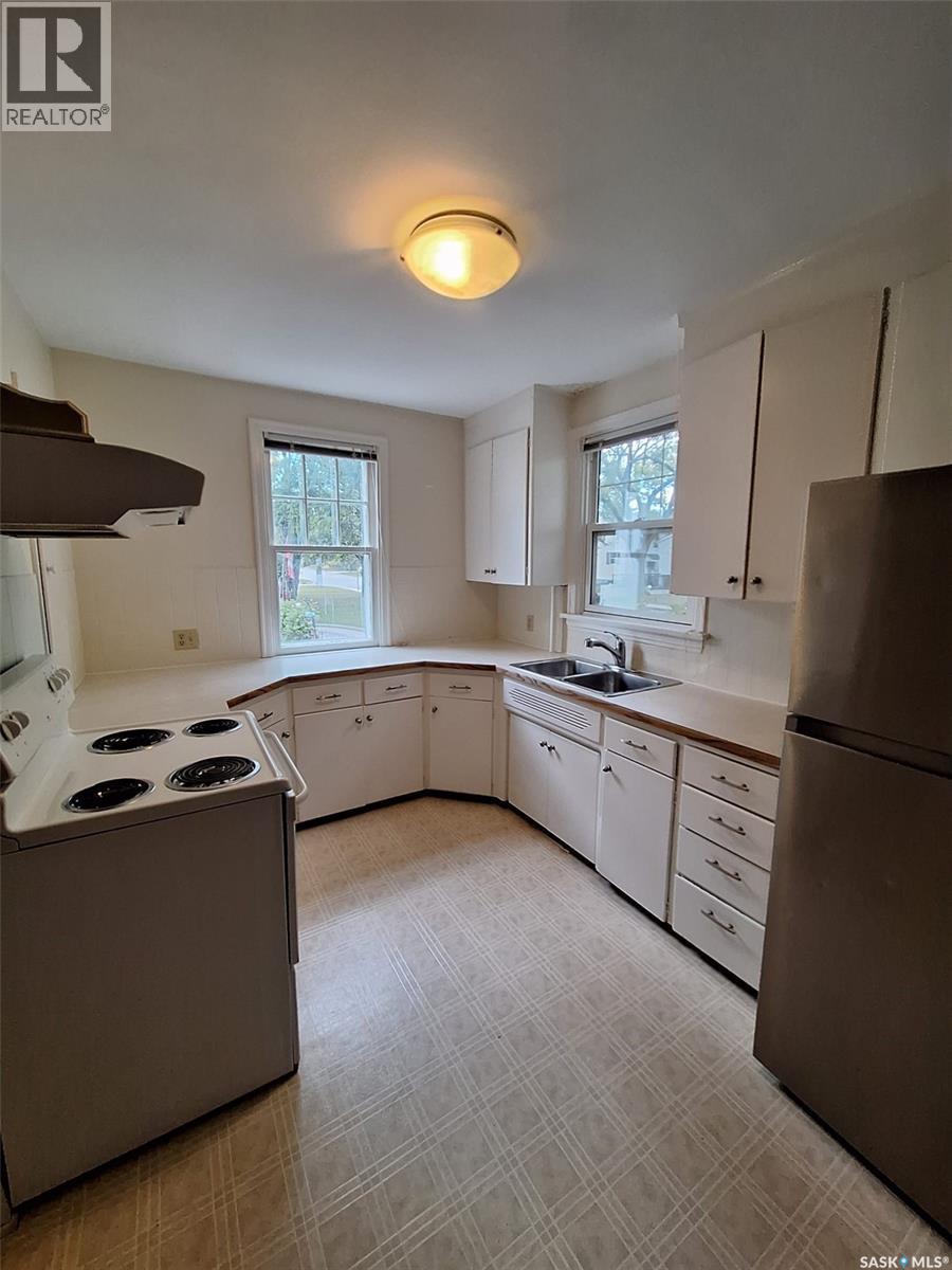 312 Mckinnon Avenue S, Saskatoon, SK - Indoor Photo Showing Kitchen With Double Sink