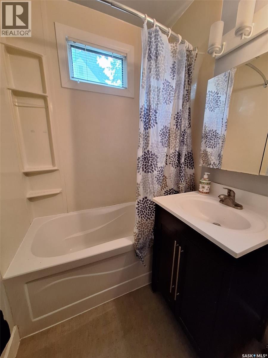 312 Mckinnon Avenue S, Saskatoon, SK - Indoor Photo Showing Bathroom