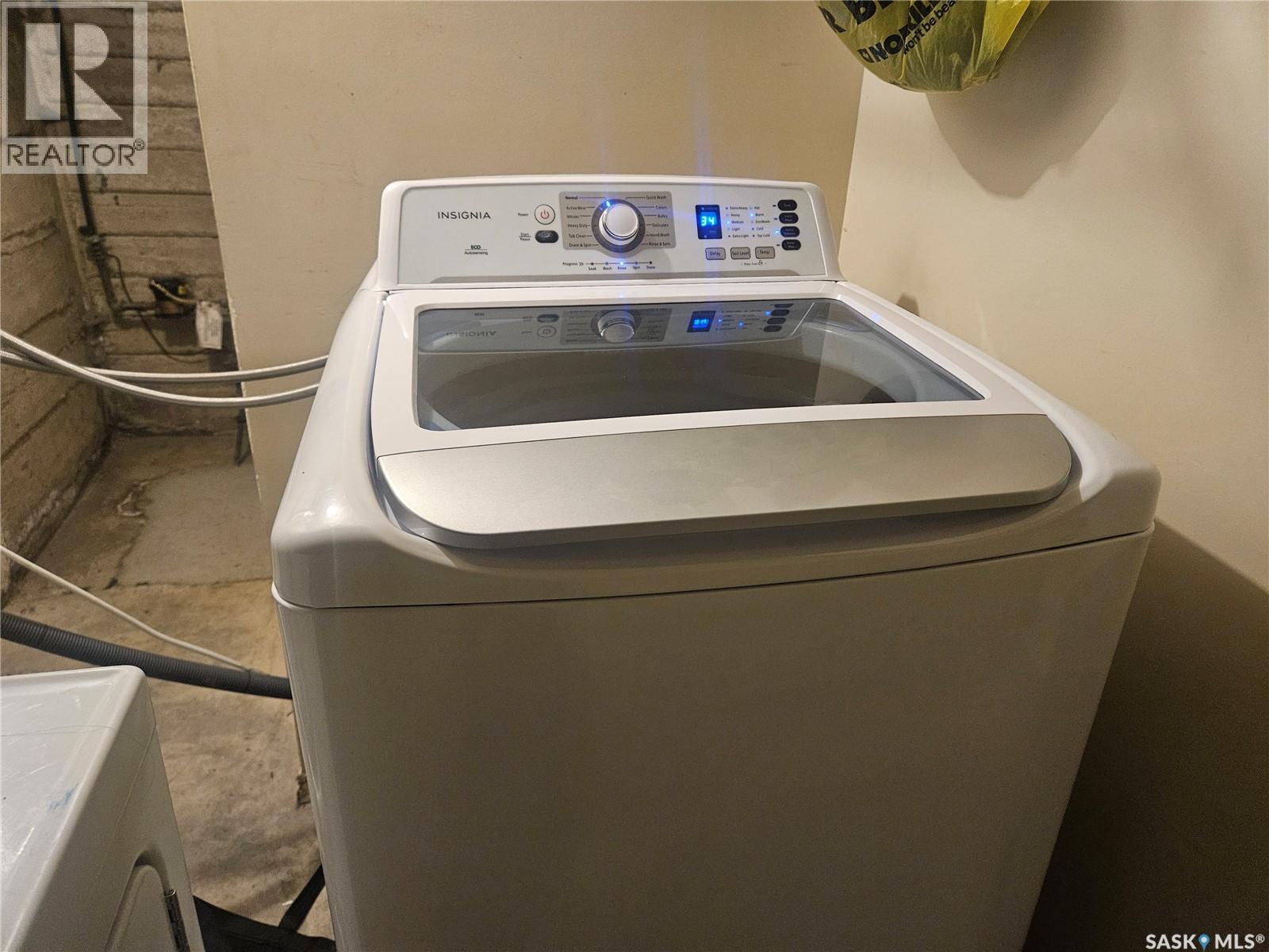 312 Mckinnon Avenue S, Saskatoon, SK - Indoor Photo Showing Laundry Room