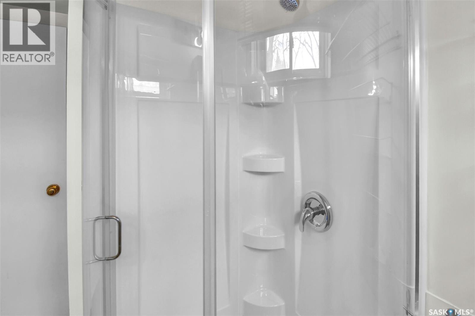 312 Mckinnon Avenue S, Saskatoon, SK - Indoor Photo Showing Bathroom