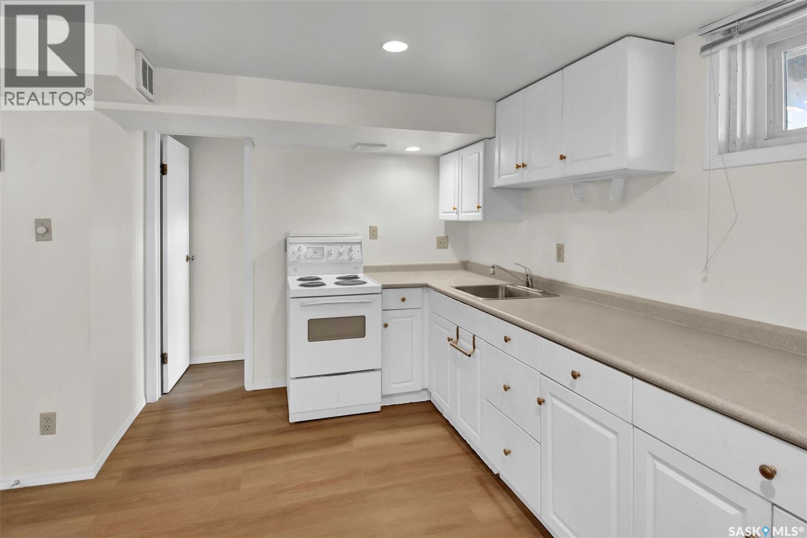 312 Mckinnon Avenue S, Saskatoon, SK - Indoor Photo Showing Kitchen