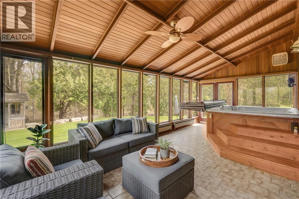 2092 Highway 6, Puslinch, ON - Indoor Photo Showing Living Room