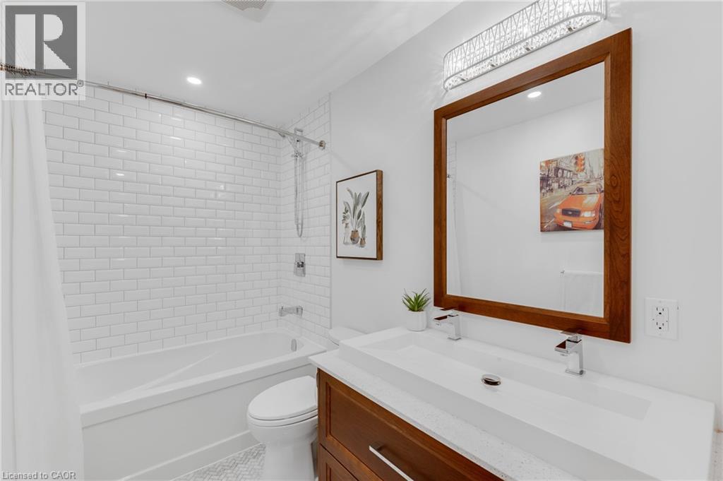 2092 Highway 6, Puslinch, ON - Indoor Photo Showing Bathroom