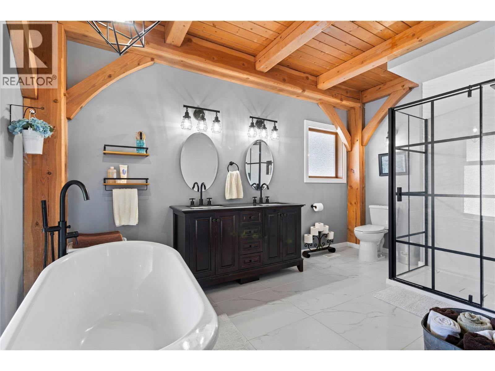 5 pc Ensuite Bath - 1403 Notch Hill Road, Sorrento, BC