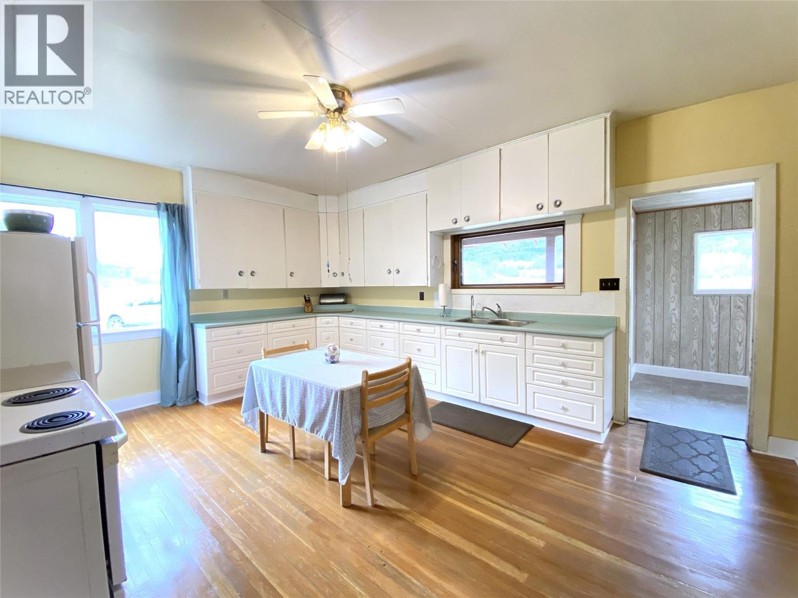 Farmhouse - Eat-in Kitchen with original hardwood floors - 1403 Notch Hill Road, Sorrento, BC