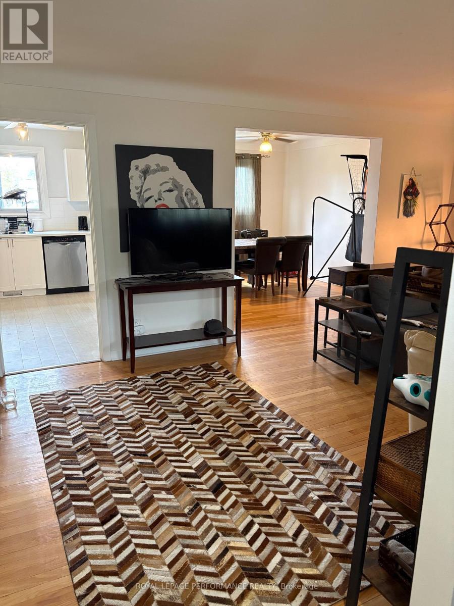 1779 Kerr Avenue, Ottawa, ON - Indoor Photo Showing Living Room