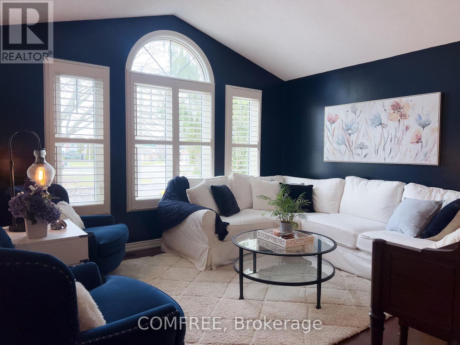 10 Endicott Drive, St. Catharines (Grapeview), ON - Indoor Photo Showing Living Room