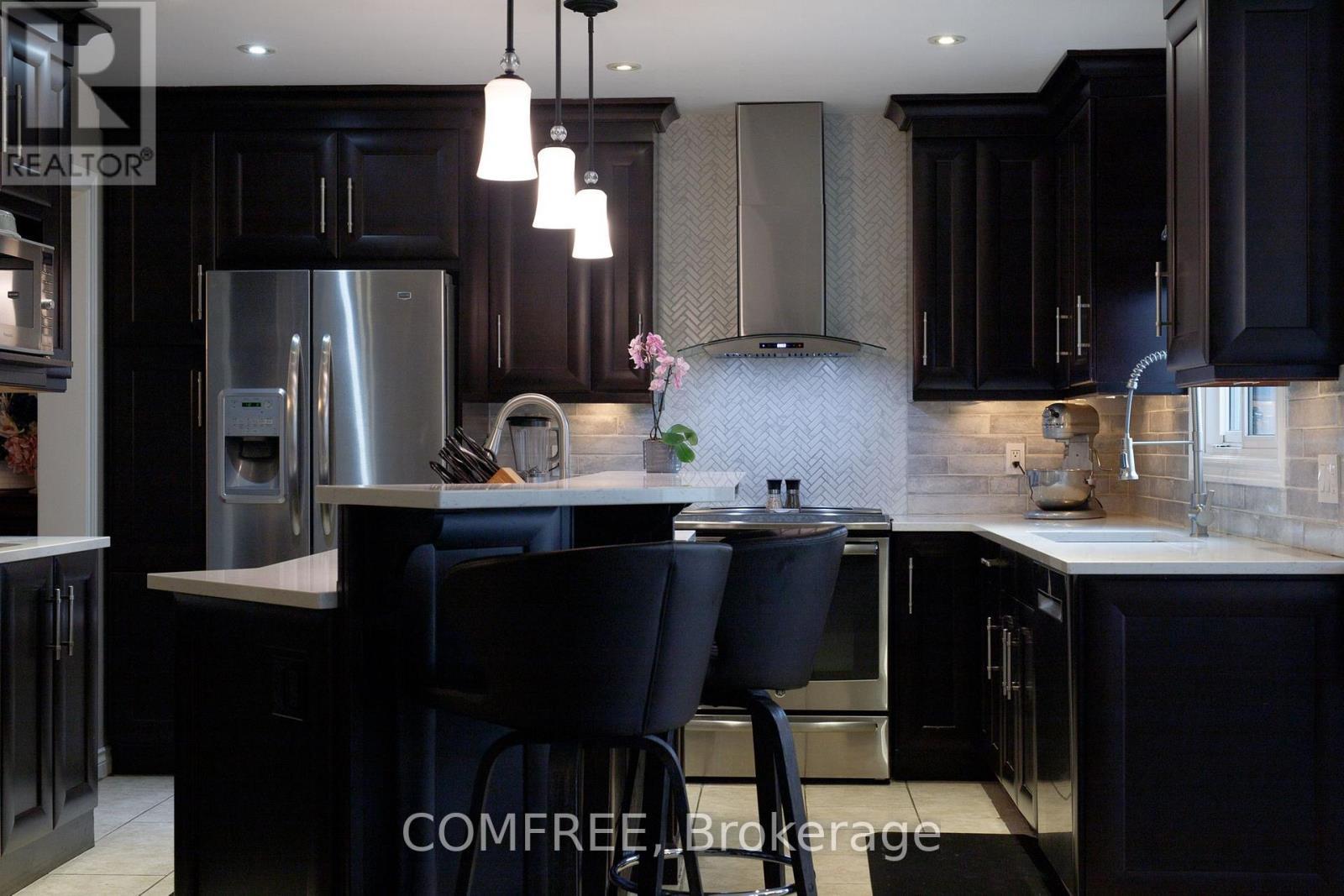 10 Endicott Drive, St. Catharines (Grapeview), ON - Indoor Photo Showing Kitchen With Upgraded Kitchen