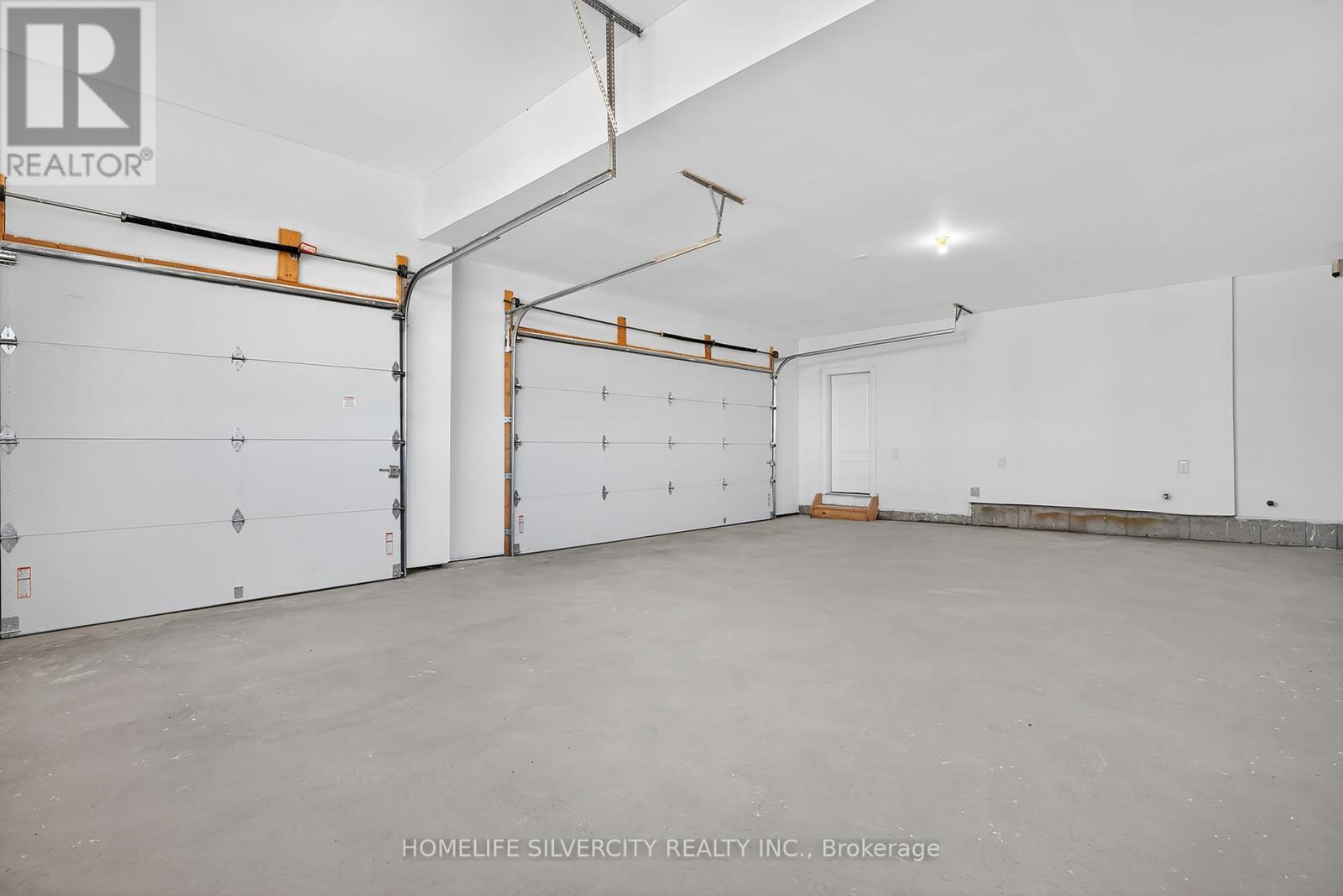 22 Ewing Way, Amaranth, ON - Indoor Photo Showing Garage