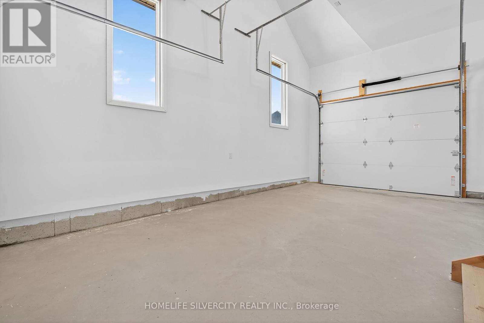 22 Ewing Way, Amaranth, ON - Indoor Photo Showing Garage