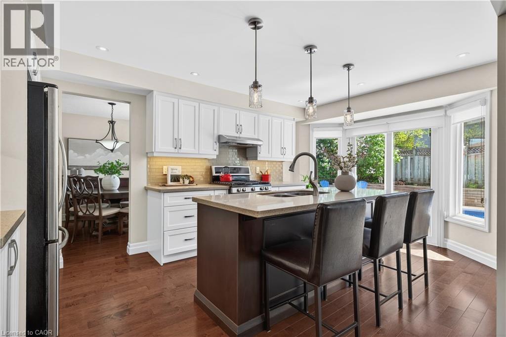 108 Old Forest Crescent, Kitchener, ON - Indoor Photo Showing Kitchen With Upgraded Kitchen