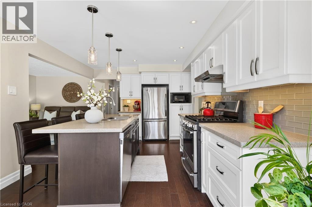 108 Old Forest Crescent, Kitchener, ON - Indoor Photo Showing Kitchen With Stainless Steel Kitchen With Upgraded Kitchen