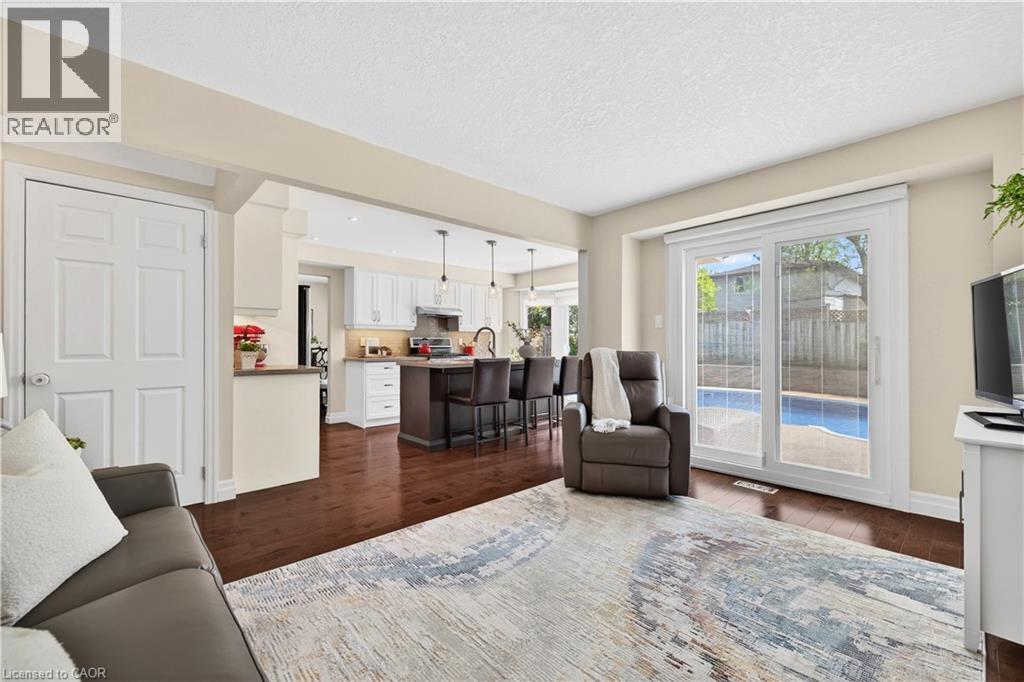108 Old Forest Crescent, Kitchener, ON - Indoor Photo Showing Living Room