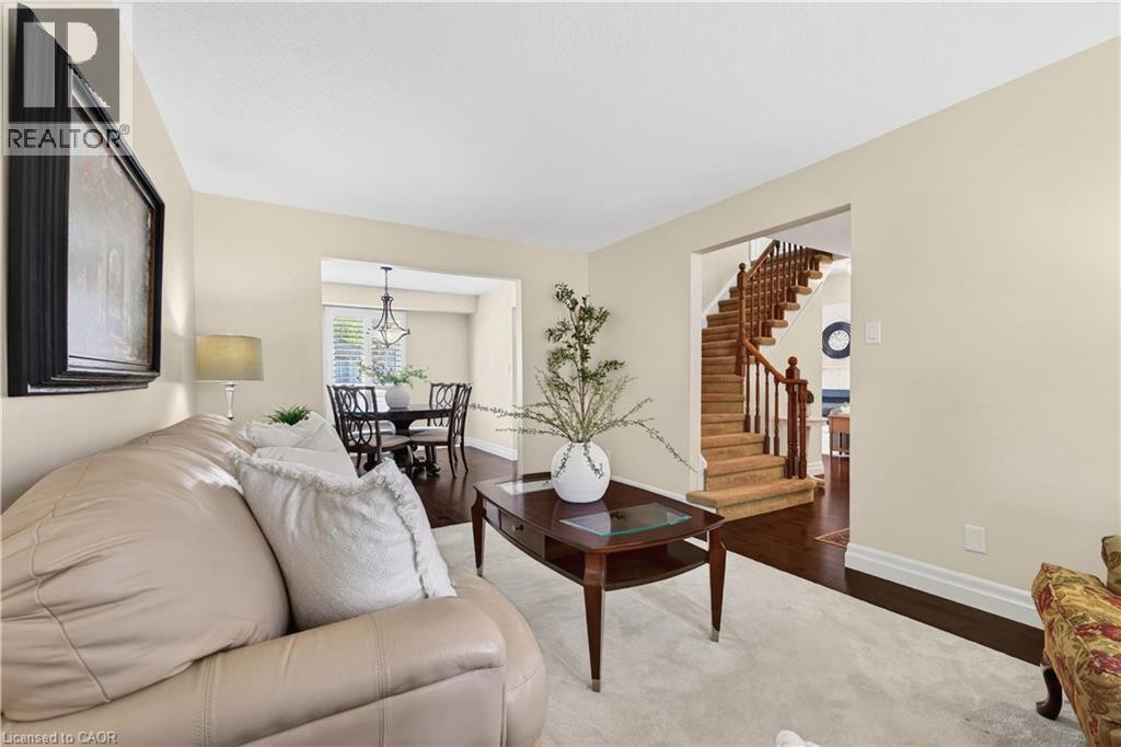 108 Old Forest Crescent, Kitchener, ON - Indoor Photo Showing Living Room