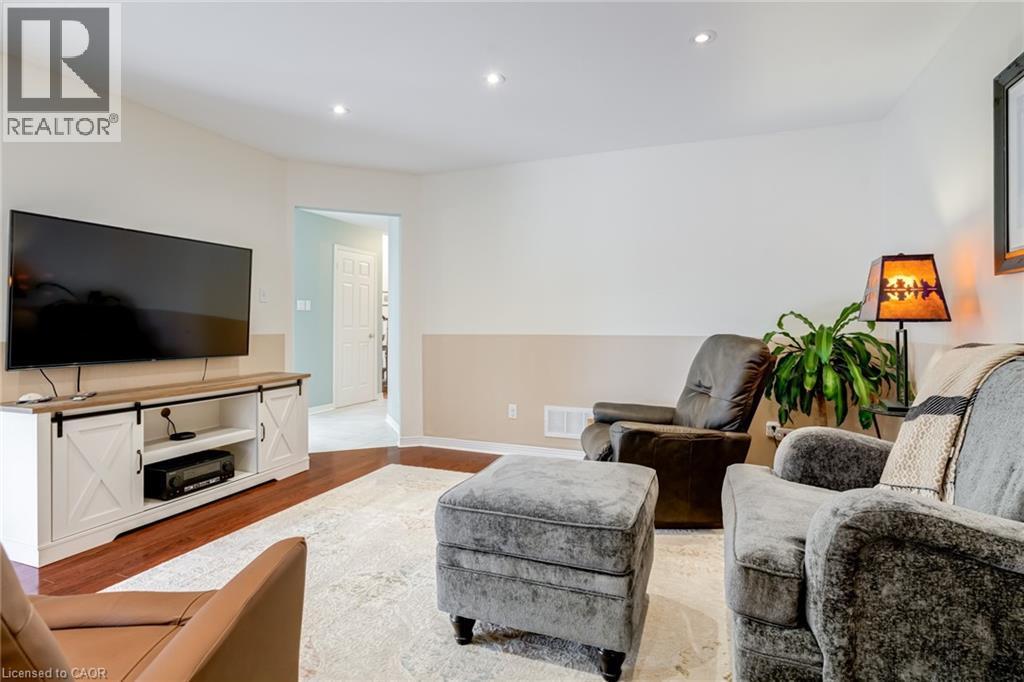 82 Vansickle Road, St. Catharines, ON - Indoor Photo Showing Living Room