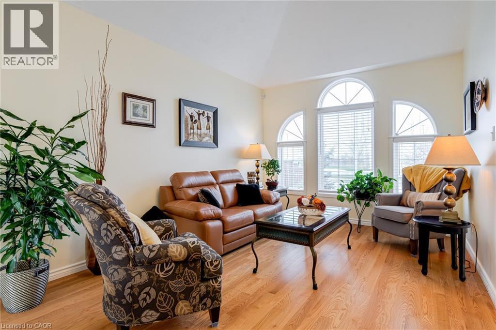 82 Vansickle Road, St. Catharines, ON - Indoor Photo Showing Living Room