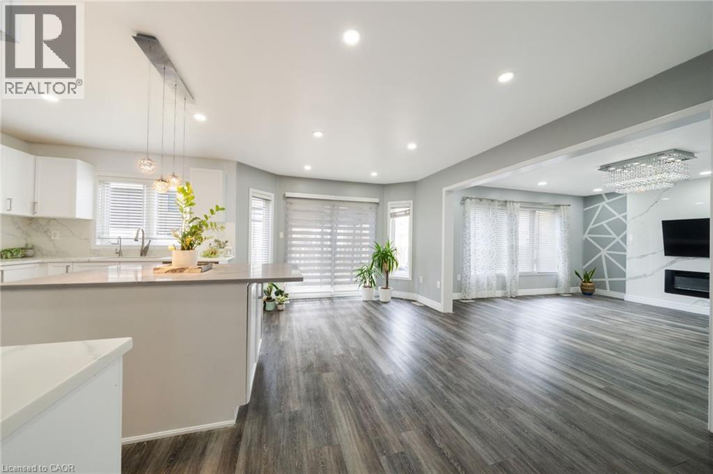 151 Baldwin Drive, Cambridge, ON - Indoor Photo Showing Kitchen With Upgraded Kitchen