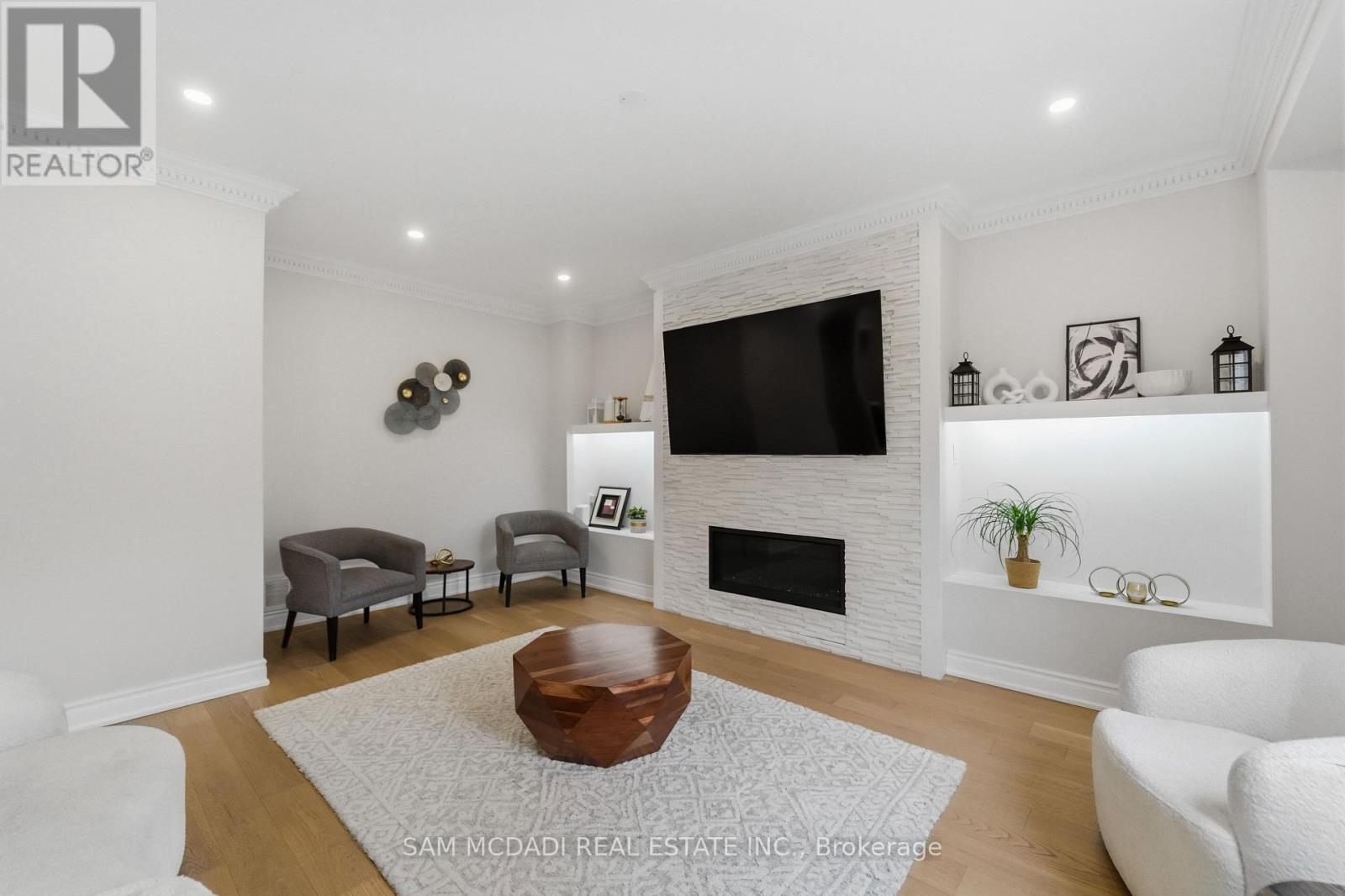 3259 Alpaca Avenue, Mississauga, ON - Indoor Photo Showing Living Room With Fireplace