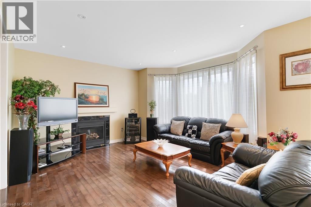 27 Glazebrook Crescent, Cambridge, ON - Indoor Photo Showing Living Room With Fireplace