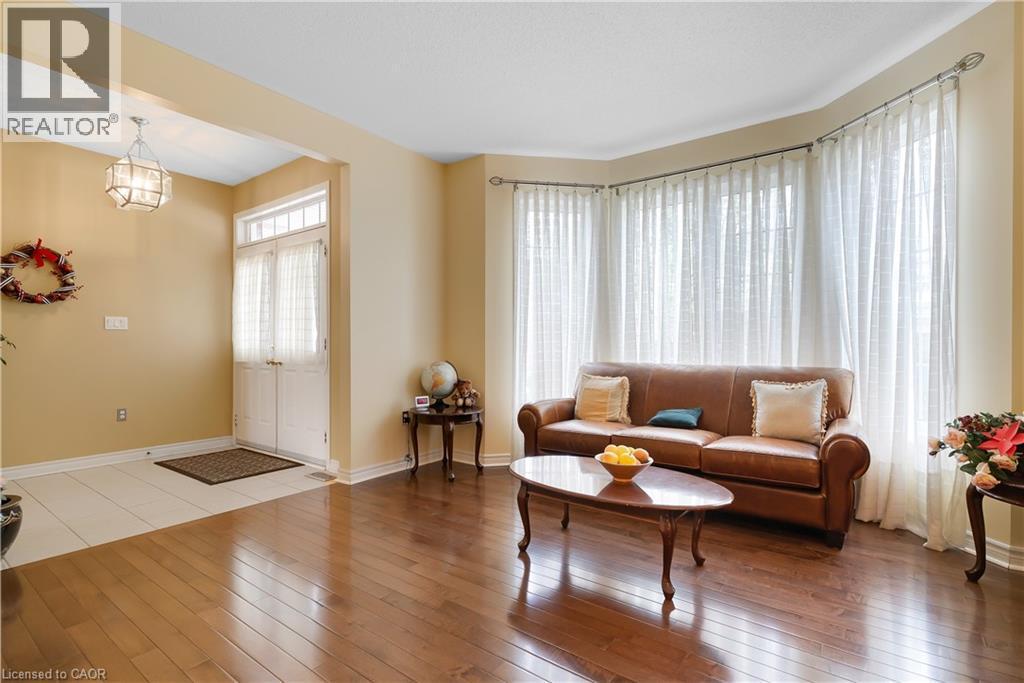 27 Glazebrook Crescent, Cambridge, ON - Indoor Photo Showing Living Room