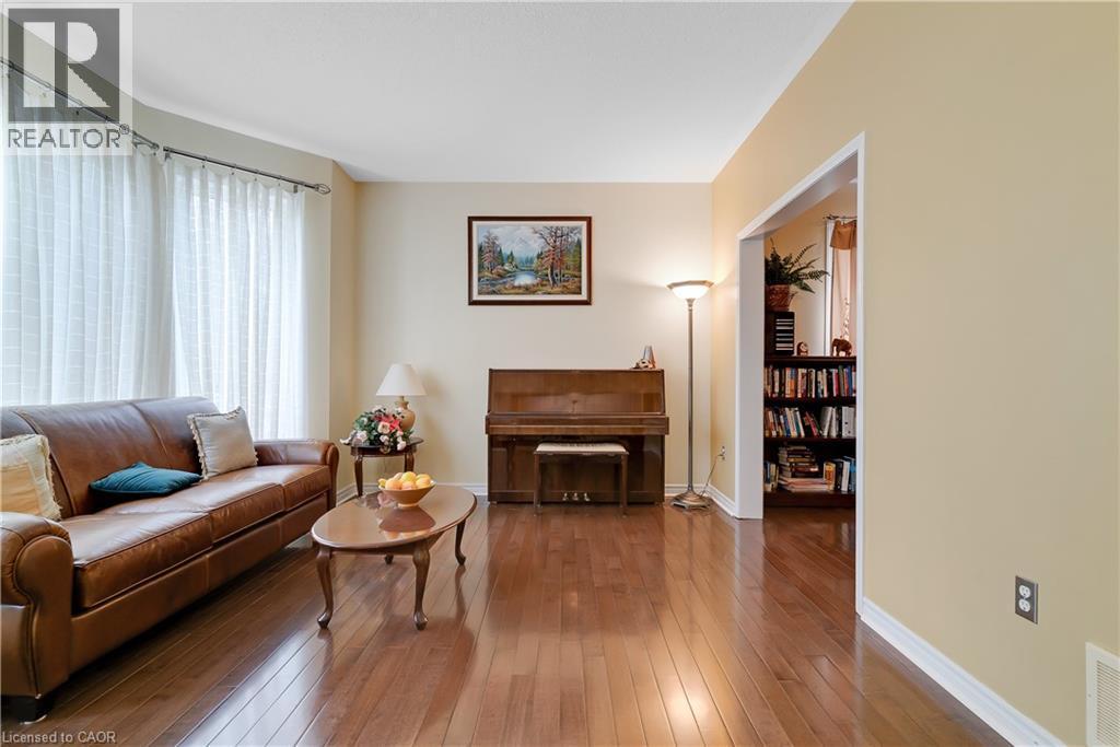 27 Glazebrook Crescent, Cambridge, ON - Indoor Photo Showing Living Room
