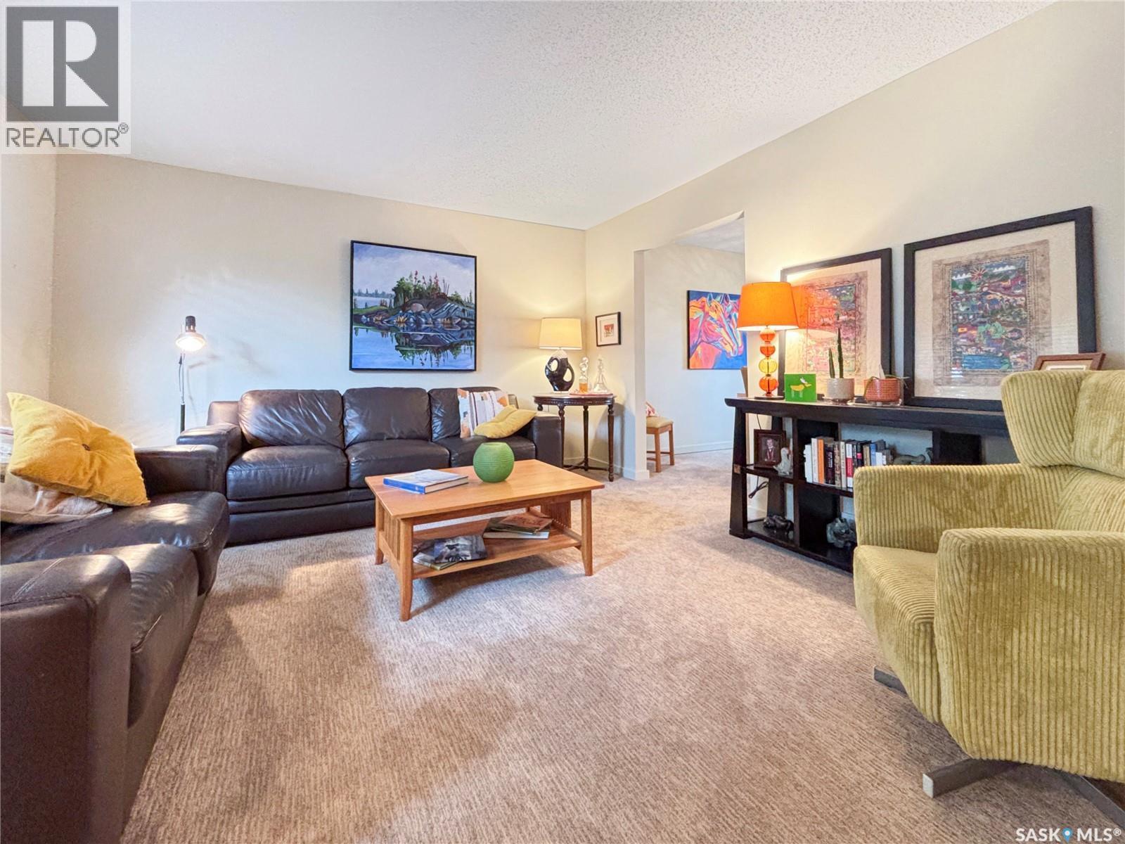 355 Ball Crescent, Saskatoon, SK - Indoor Photo Showing Living Room