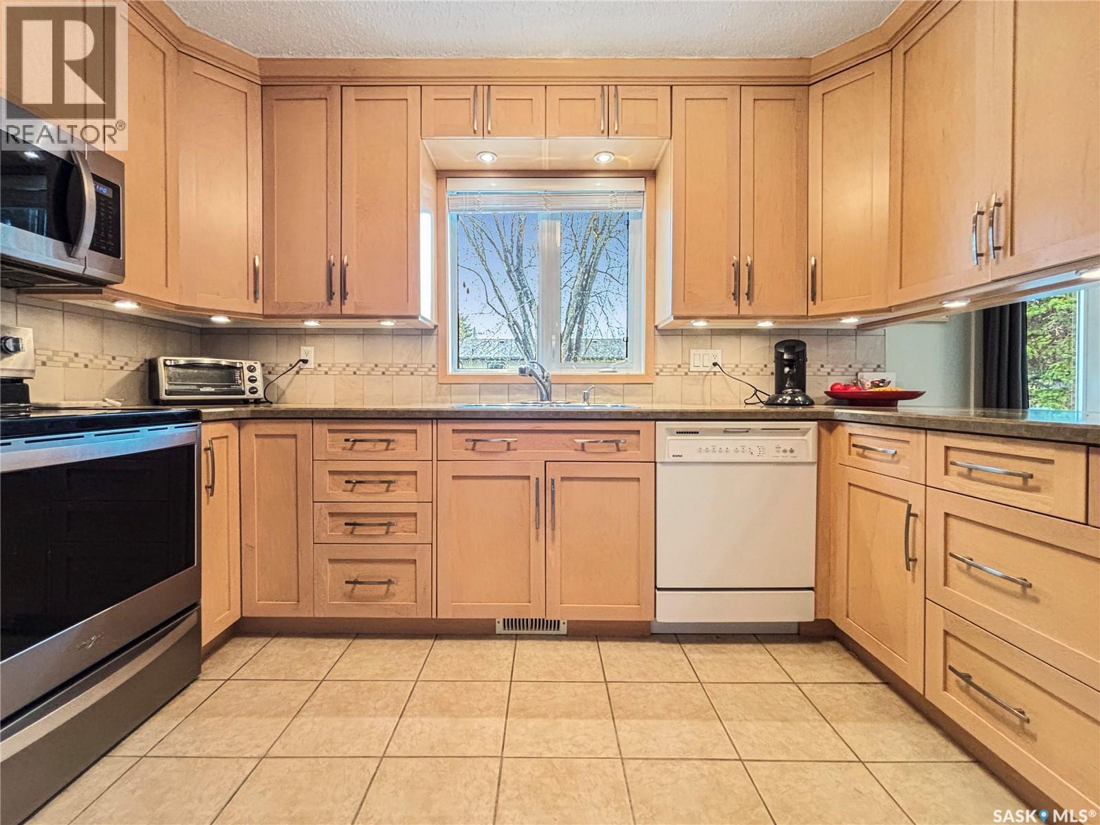 355 Ball Crescent, Saskatoon, SK - Indoor Photo Showing Kitchen