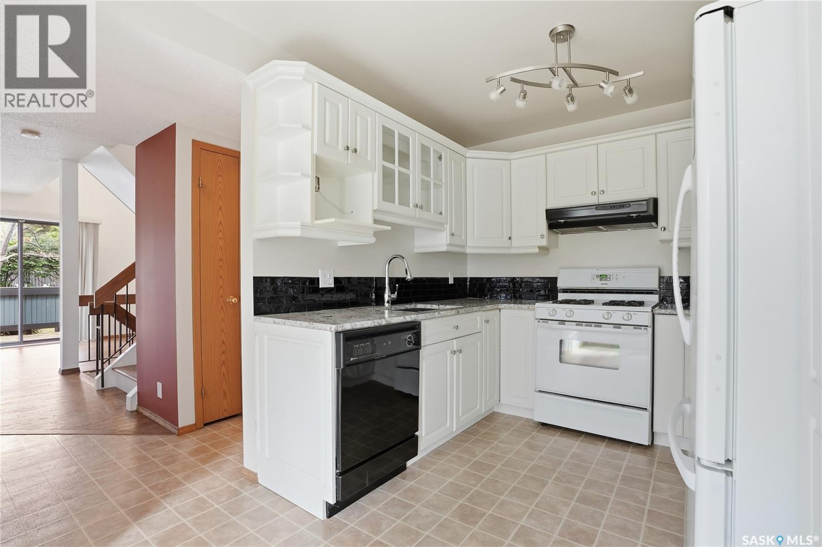 20 455 Pinehouse Drive, Saskatoon, SK - Indoor Photo Showing Kitchen
