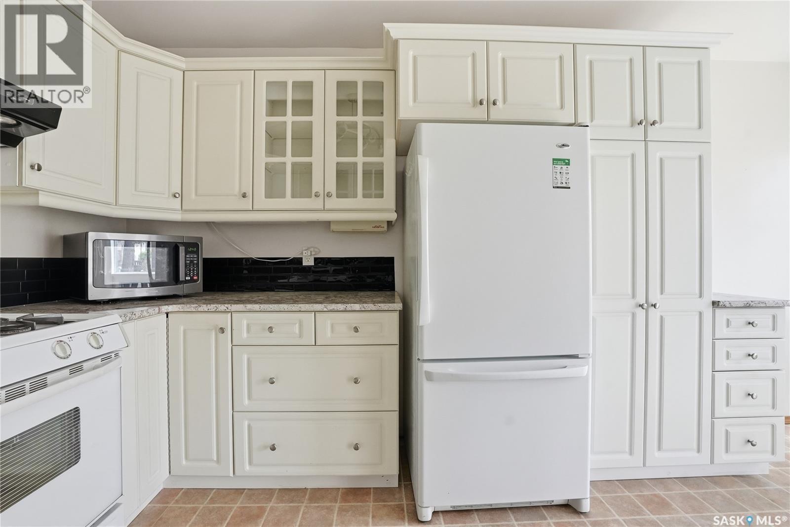 20 455 Pinehouse Drive, Saskatoon, SK - Indoor Photo Showing Kitchen